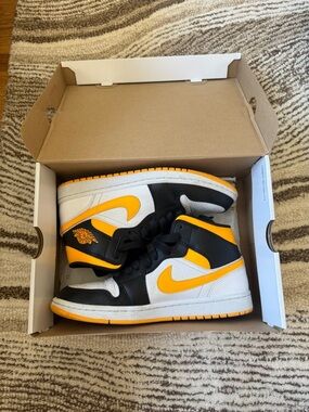 Nike Air Jordan 1 Mid SE - Black White Orange